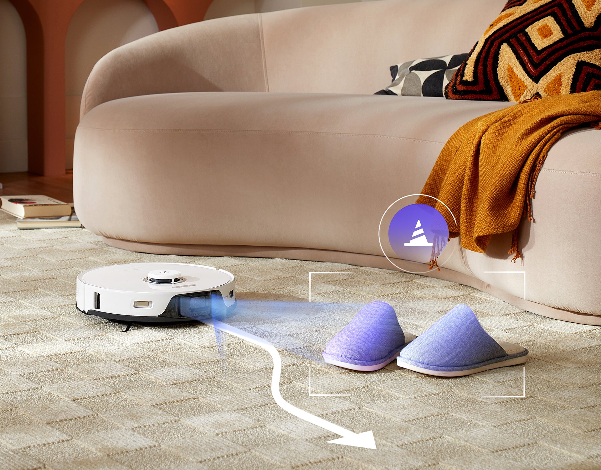 El robot aspirador Roborock limpia la alfombra mientras evita las zapatillas en el suelo. El robot aspirador Roborock limpia la alfombra mientras evita las zapatillas en el suelo.